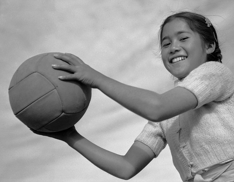 Manzanar_girl_and_volley_ball